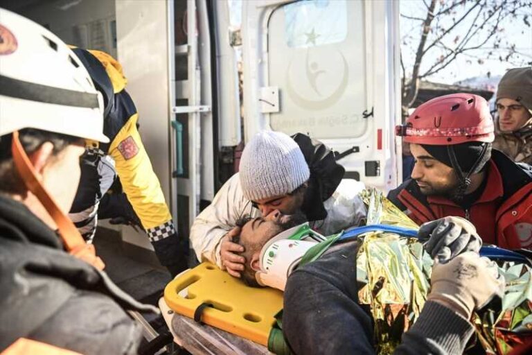 Muškarac u Adiyamanu spašen nakon 77 sati, brat ga od silne radosti nije prestajao grliti i ljubiti