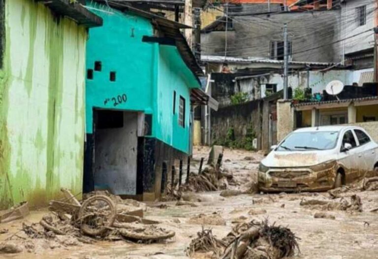 Poplave: Poginulo 36 osoba, stotine bez krova nad glavom