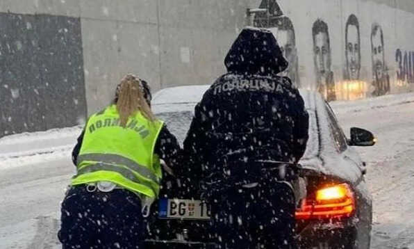 Plavokosa policajka uskočila upomoć: Ova fotografija se širi