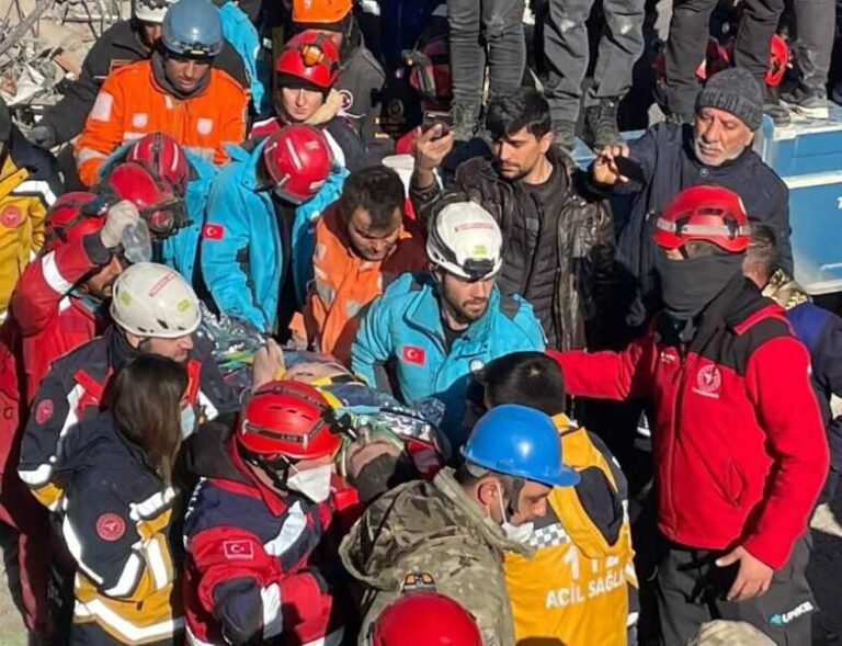 Nakon 198 sati ispod ruševina u Turskoj spašen 18-godišnji mladić