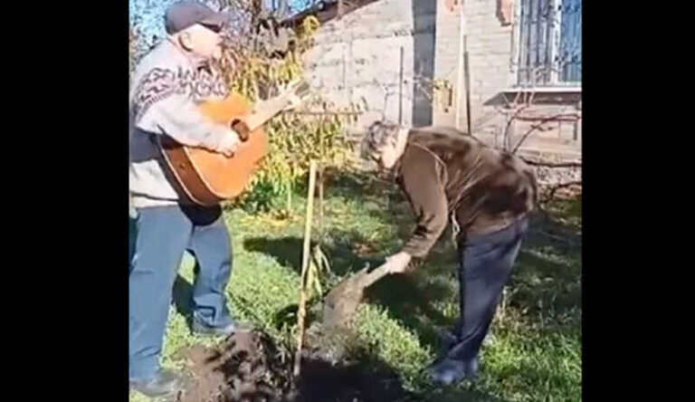 Ne vjeruj ženi koja drži lopatu u ruci (VIDEO)