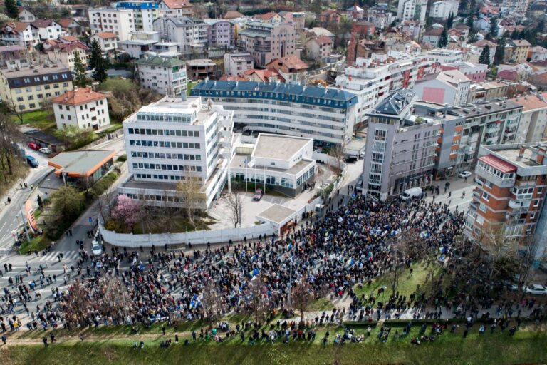 Završeni protesti ispred OHR-a: Prisutni su skandirali “Ovo je Bosna”