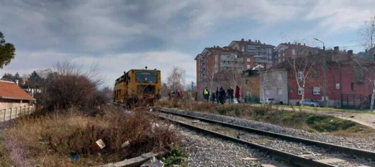 Jezivi snimak sudara: Voz se zakucao u kamion na pruzi