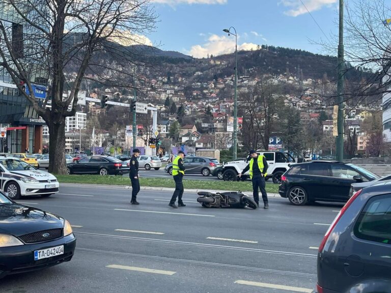 Nesreća u BiH: Povrijeđen vozač skutera, saobraćaj se odvija otežano