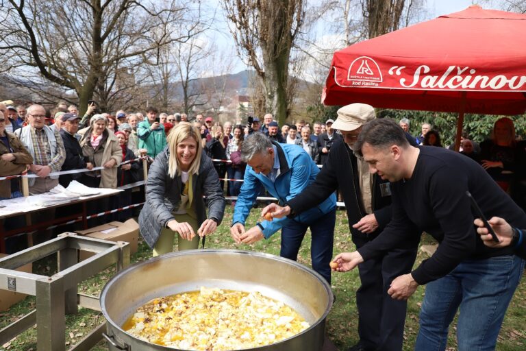 <strong>Gradonačelnik Kasumović i premijerka Mehmedić otvorili manifestaciju – Zenička čimburijada 2023</strong>