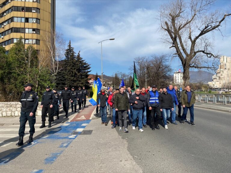 Ogorčeni zenički rudari ne odustaju od štrajka: “Blokirat ćemo autoput” (VIDEO)