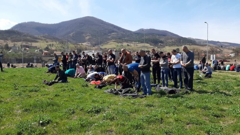 Zenički komorati klanjaju džumu na livadi pored ceste (VIDEO)