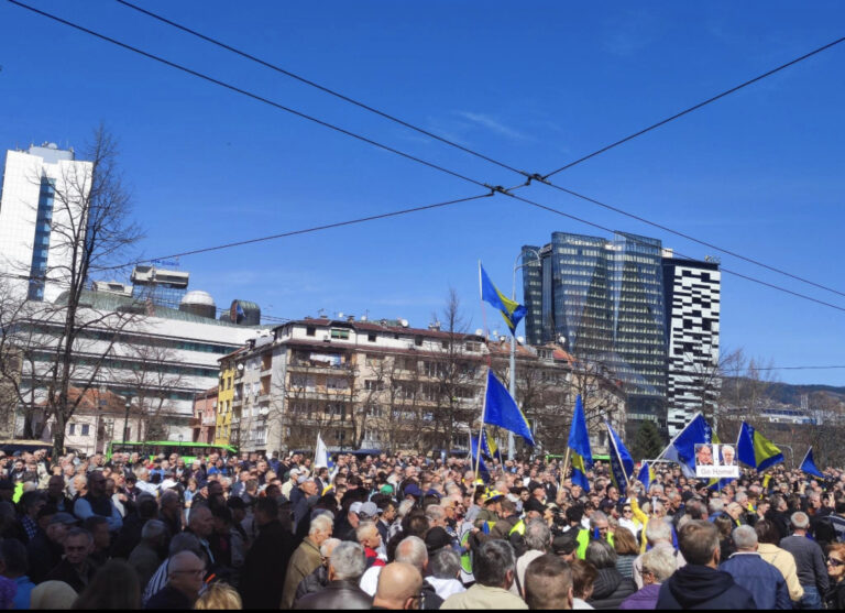 U toku protesti: Stotine građana ispred zgrade OHR-a, puštena himna BiH