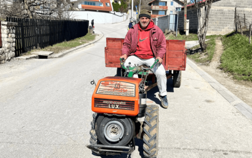 Munibovo mlijeko uvijek stigne na vrijeme do mušterija: Dostavlja ga motokultivatorom