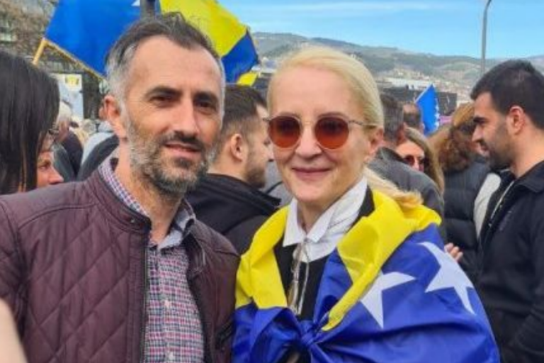 Sebija Izetbegović na protestima ispred OHR-a: “Nek’ crknu dušmani”