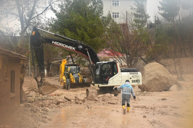 Broj poginulih u poplavama na jugoistoku Turske povećan na 18