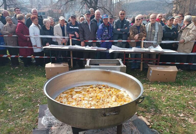 Zeničani i njihovi gosti danas uz obalu rijeke Bosne pripremanjem čimbura slave dolazak proljeća