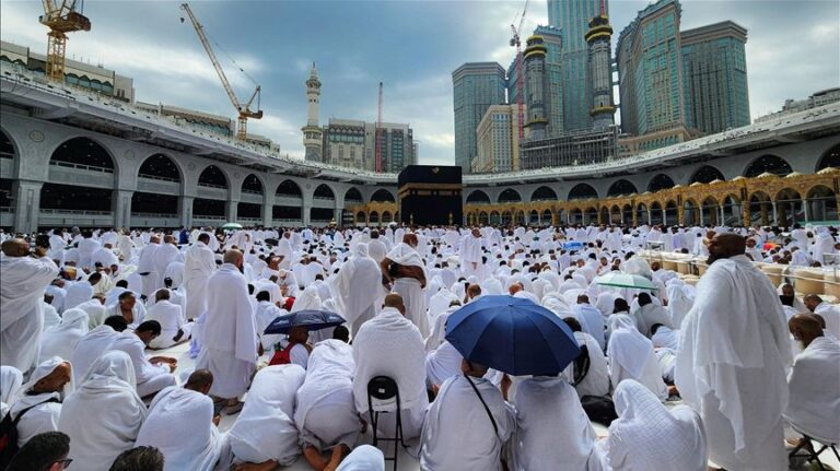 Stotine hiljada vjernika klanjalo džuma-namaz u haremu Kabe