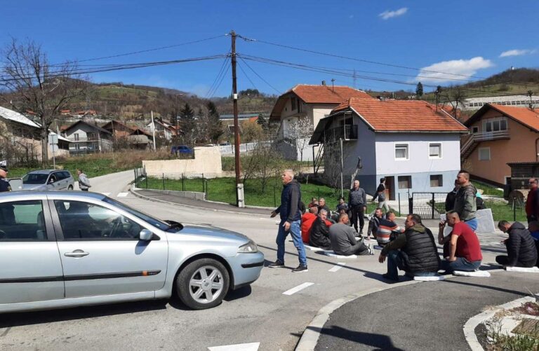 S lica mjesta: Blokirana i alternativna cesta prema Perinom Hanu kod Zenice