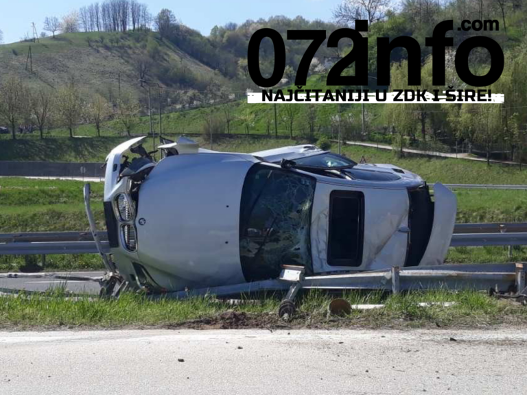 Stravična nesreća u Kaknju, vozač probio bankinu, završio na krovu, prevezen u bolnicu