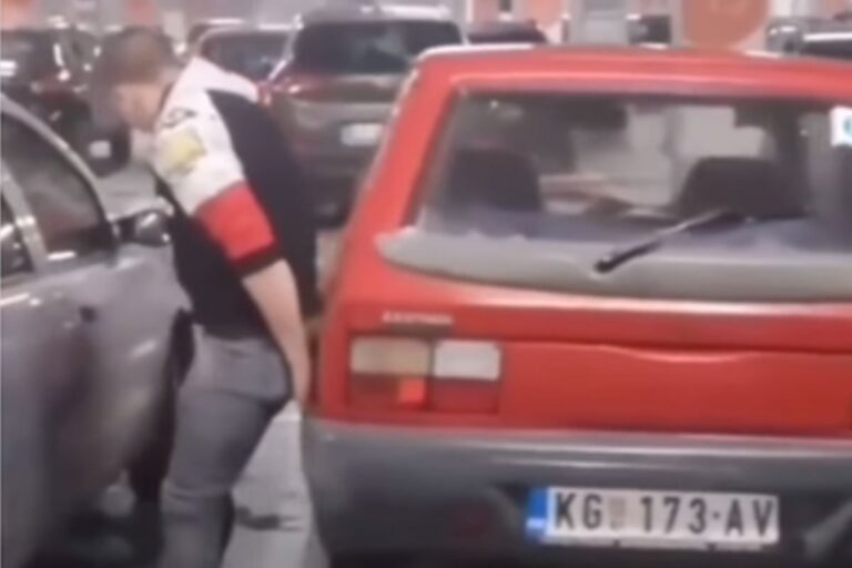 Pokazao kako parkira “jugića” i postao hit (VIDEO)