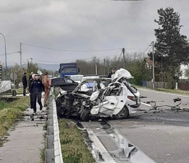 Stravične scene u BiH: Automobil smrskan, jedna osoba poginula