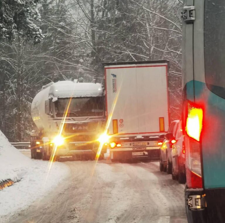 Snijeg jutros pravi probleme vozačima širom BiH