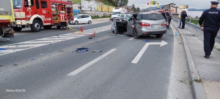 Težak sudar kamiona i auta u Vitezu, troje povrijeđenih (FOTO)