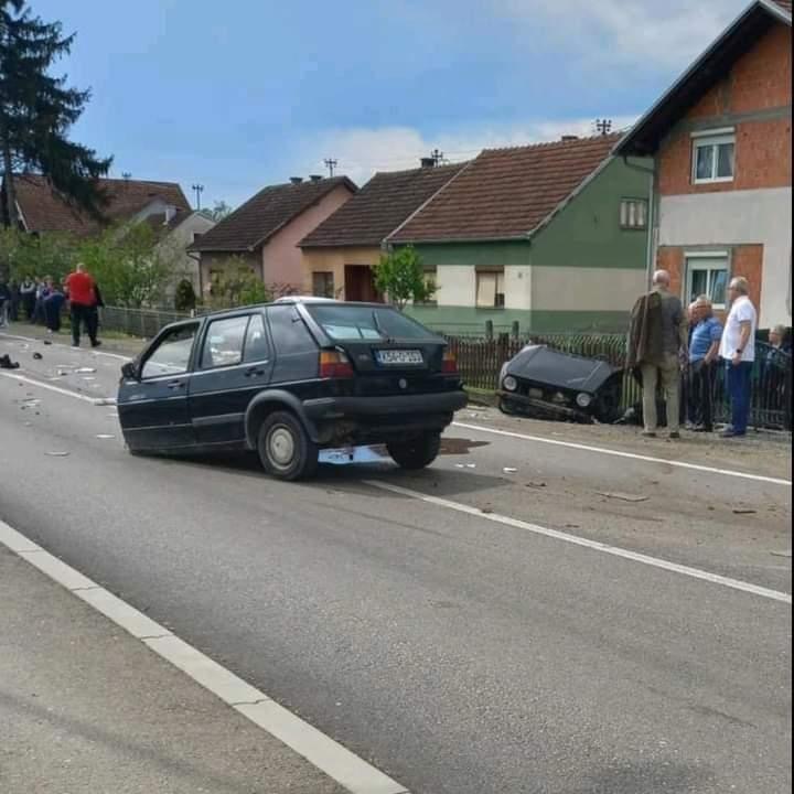 Teška nesreća u BiH: Golf se prepolovio od siline udara