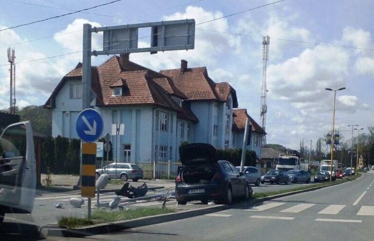 Tuzla: Automobil udario pješaka pa oborio semafor