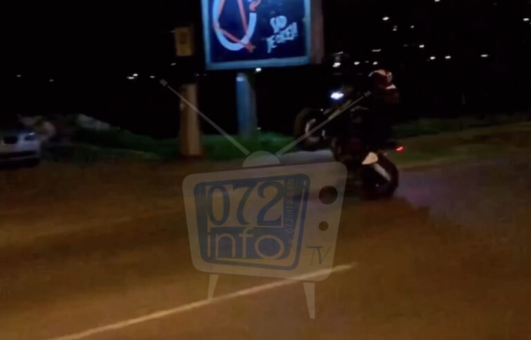 Riskiranje života ili umijeće na motoru: Zeničanin Bulevarom vozi na zadnjem točku (VIDEO)