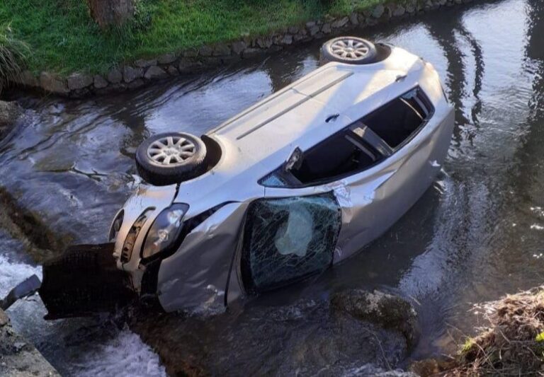 BiH | Promašili most: Petorica mladića sletjela automobilom u rječicu