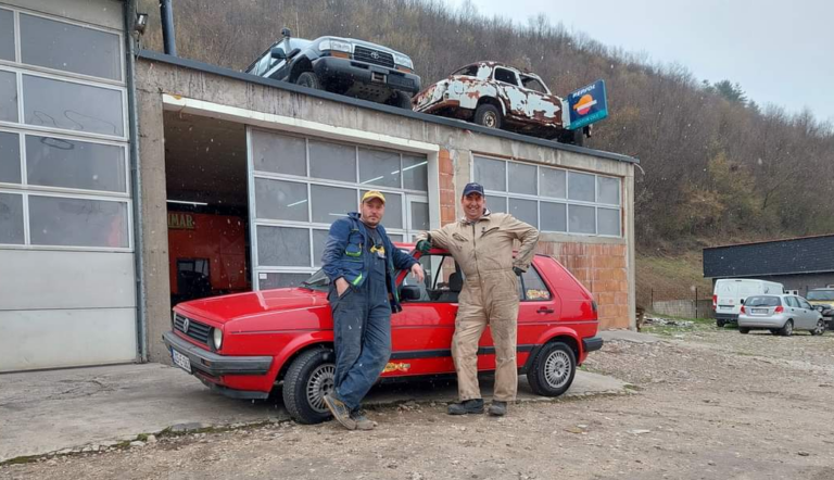 Autolakirer Tica radniku poklonio vozilo: Da te sluša “dvica” i da nema hrđe