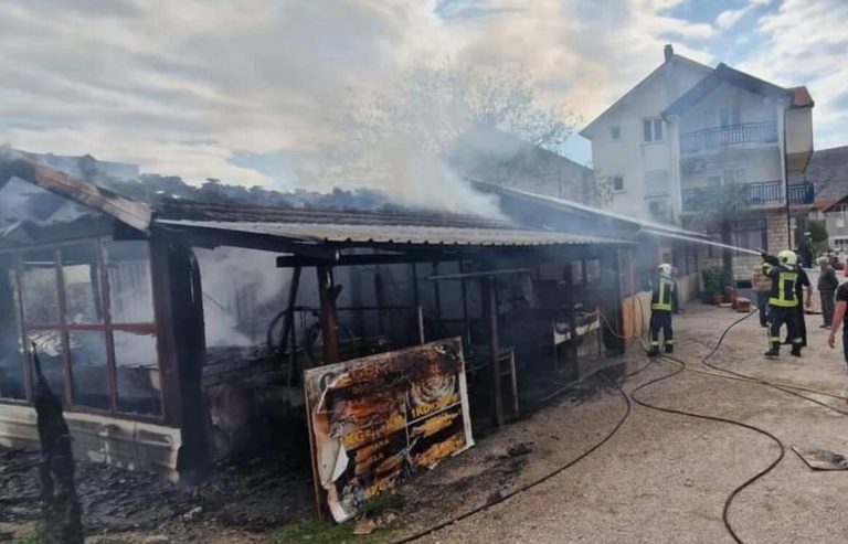 U požaru potpuno izgorjela pečenjara