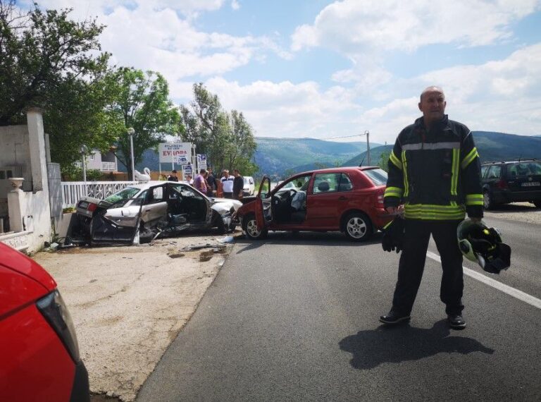 Sudar dva automobila na M-17: Hitna, policija i vatrogasci na licu mjesta, ima povrijeđenih