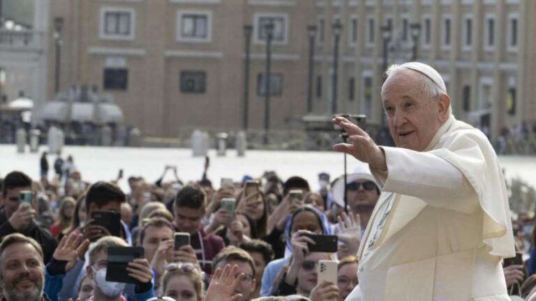 Papa Franjo želi poslati lične mirovne izaslanike Putinu i Zelenskom