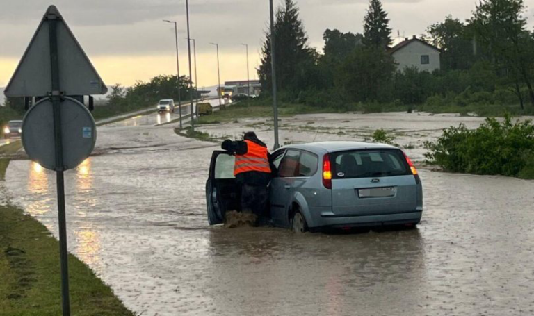 Snažno nevrijeme: Auti zapeli u vodi, dvorišta plivaju u blatu…