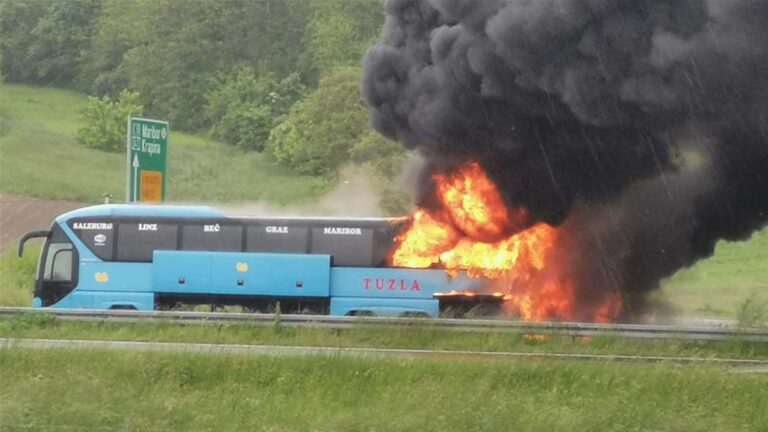 Užas: Zapalio se tuzlanski autobus, vatrogasci na terenu (VIDEO)