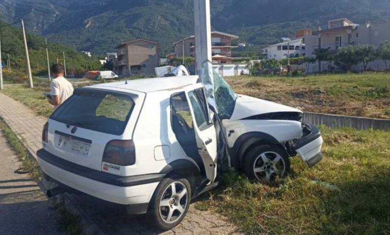 Povrijeđena tri 20-godišnja mladića: Golfom udarili u električnu rasvjetu