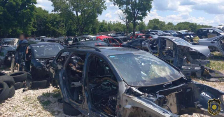 Policija obavila pretrese na auto otpadima