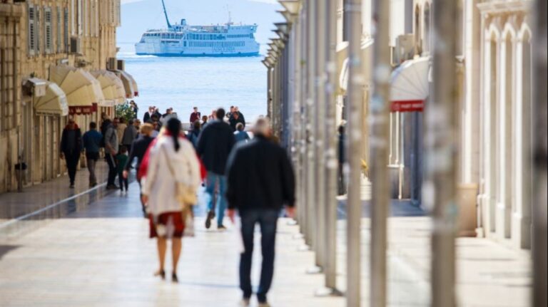 Uvode se kazne za turiste: 300 eura za spavanje u parku, 150 za povraćanje