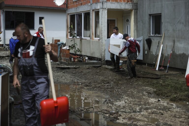 Velika šteta od poplava u Tesliću: Mještani čiste poplavljene kuće, puteve i dvorišta