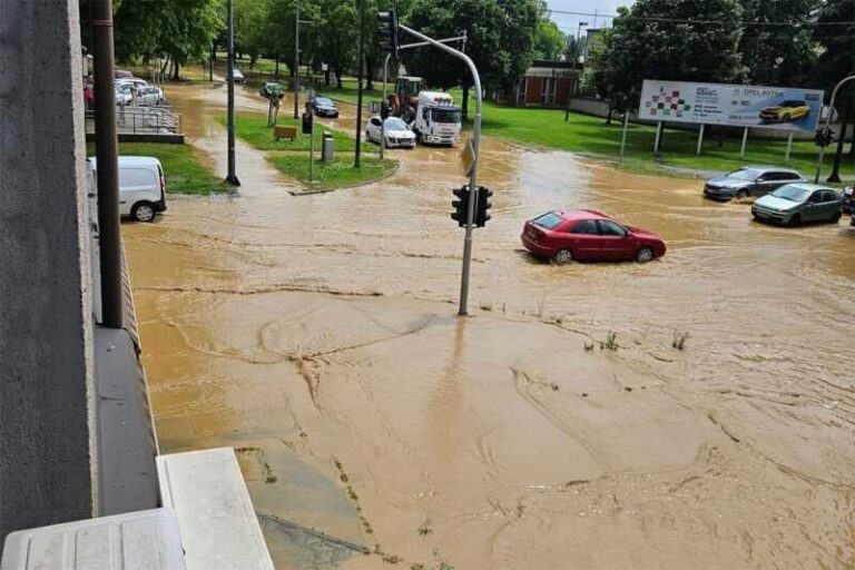 Novo snažno nevrijeme, voda poplavila ulice, izbijala šahtove