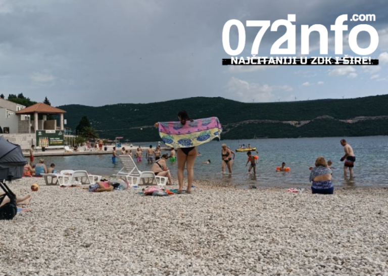 072INFO u Neumu: Turisti uživaju kupajući se u moru (FOTO)