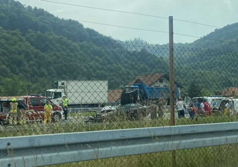 Stravične scene s mjesta nesreće na A1 kod Kaknja, četvero povrijeđenih (FOTO)