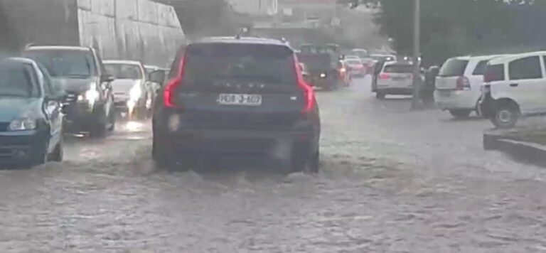 Veliko nevrijeme pogodilo Mostar, problemi u saobraćaju, ulice pod vodom (VIDEO)