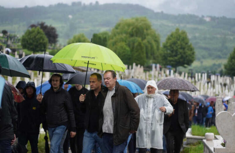 Rijeka ljudi na dženazi sinu Enesa Begovića: Suze na licima prijatelja i članova porodice, stigao i Edin Džeko