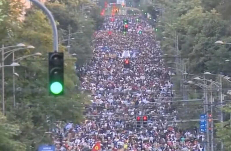 Počeli masovni protesti u Srbiji: Desetine hiljada građana okupilo se u Beogradu