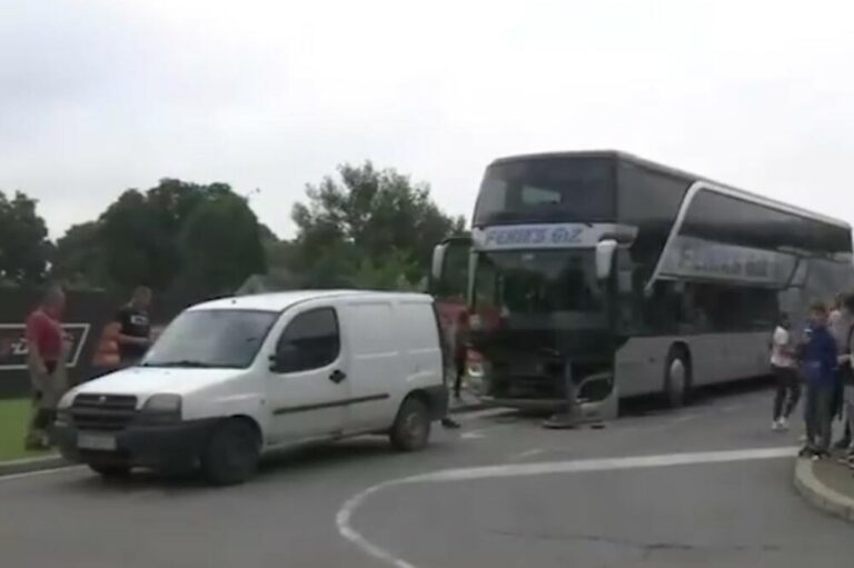 PRVE SLIKE SUDARA, U AUTOBUSU BILO 79 UČENIKA: Nastavnik ispričao kako se dogodila nesreća