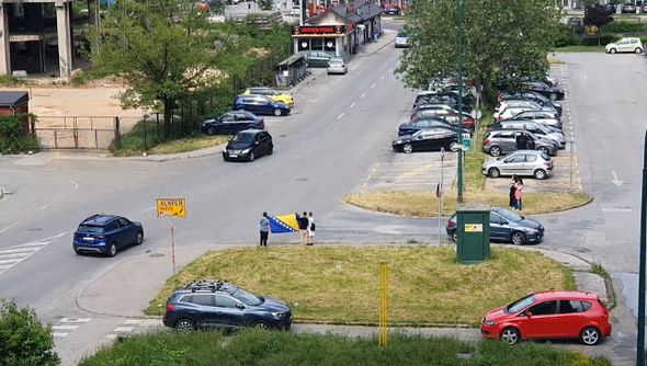 Trojica dječaka razvili zastavu BiH, pogledajte reakcije vozača