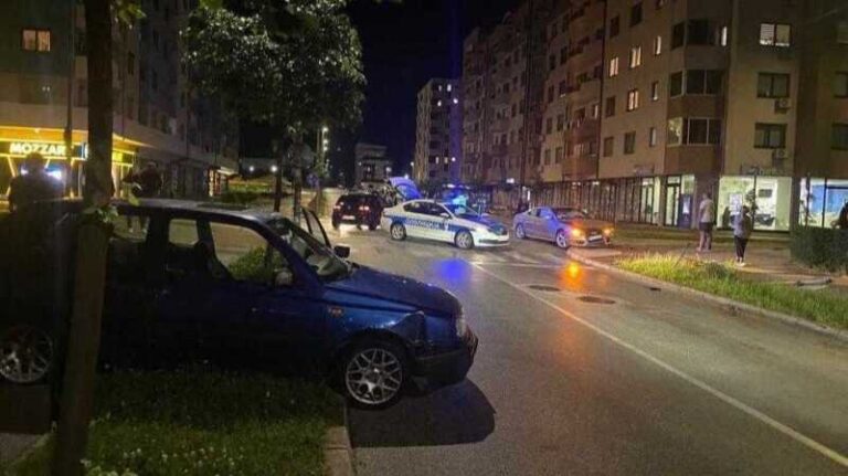 Saobraćajna nesreća u BiH: Od jačine udara vozilo zvršilo na trotoaru