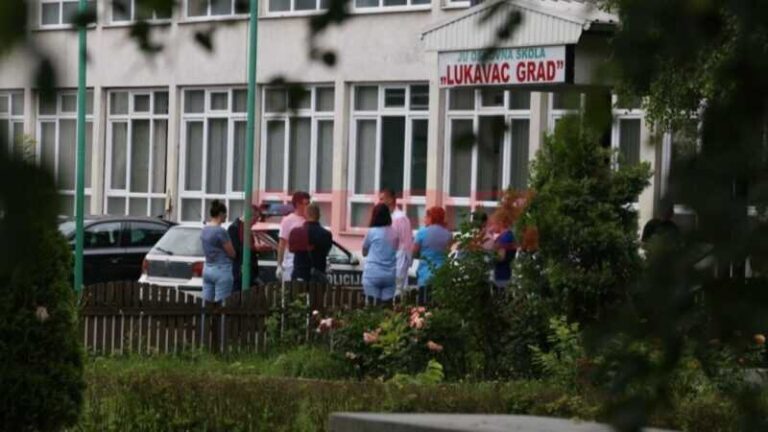 Učenik koji je teško ranio nastavnika u Lukavcu, sinoć prebačen na psihijatriju u Sarajevu