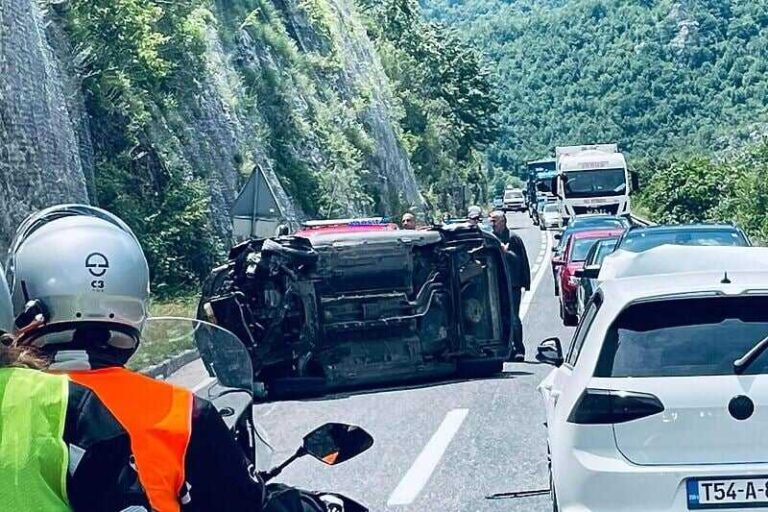 TEŠKA NESREĆA NA M-17: Četiri osobe povrijeđene