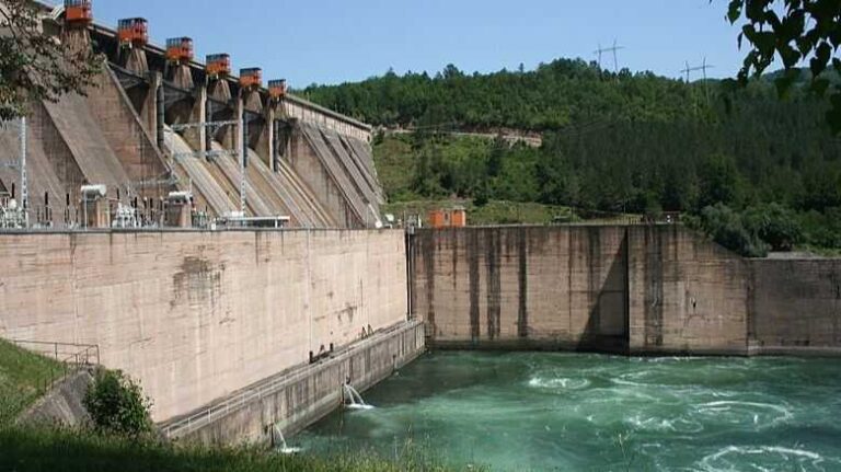 Povoljne vremenske prilike, a potrošnja u padu: Realnije je da struja poskupi nego da pojeftini