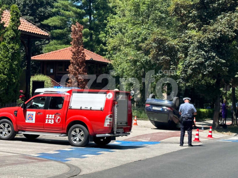 Stravična nesreća na Bulevaru u Zenici, vozilo završilo na krovu, vatrogasci na licu mjesta (FOTO)